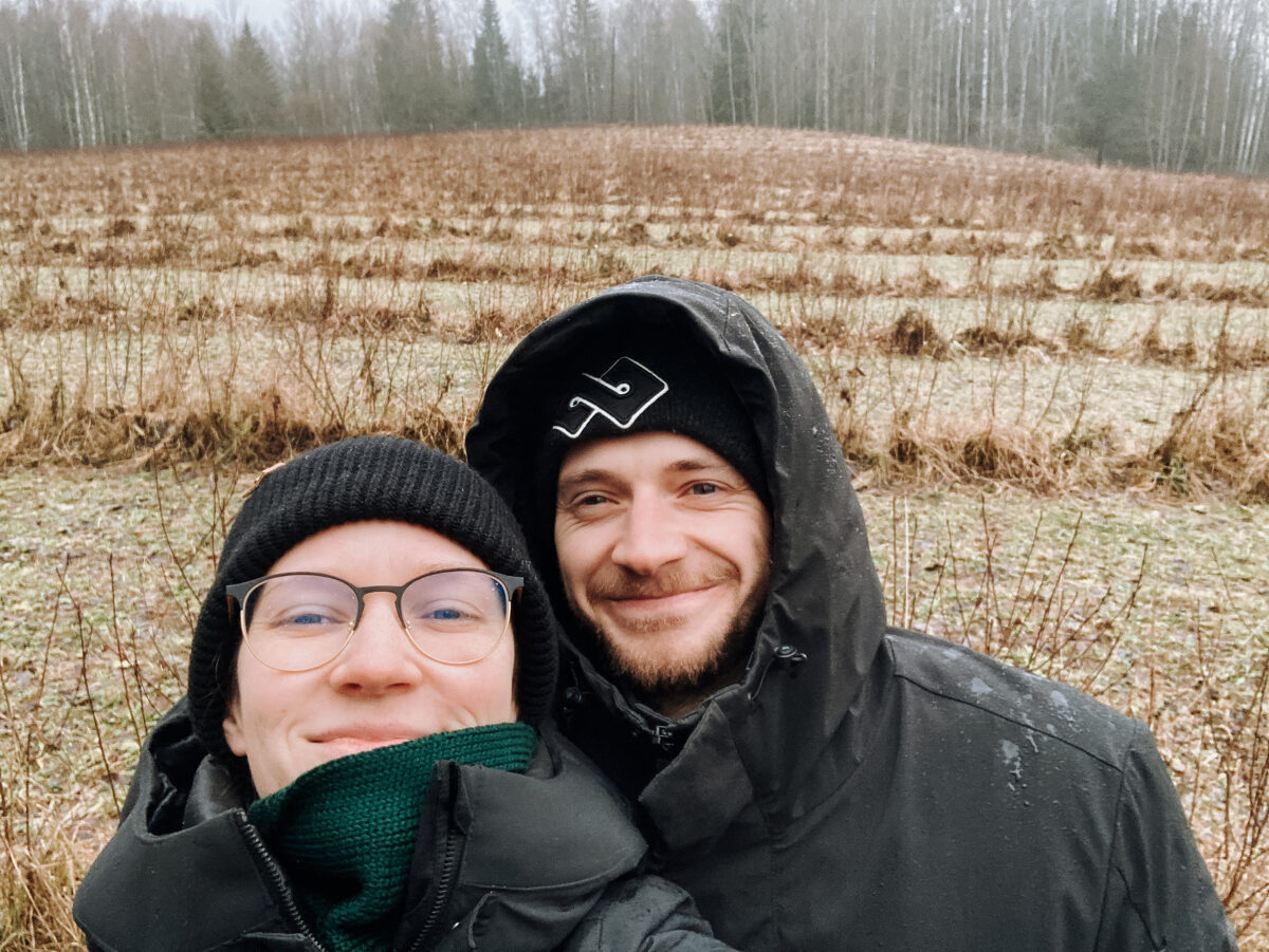 Alpu Vilku saimnieku fotoattēls pie aroniju lauka